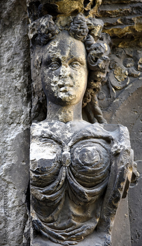 Skulptur einer Frau mit wallenden Haaren im ehemaligen Johanniskirchhof