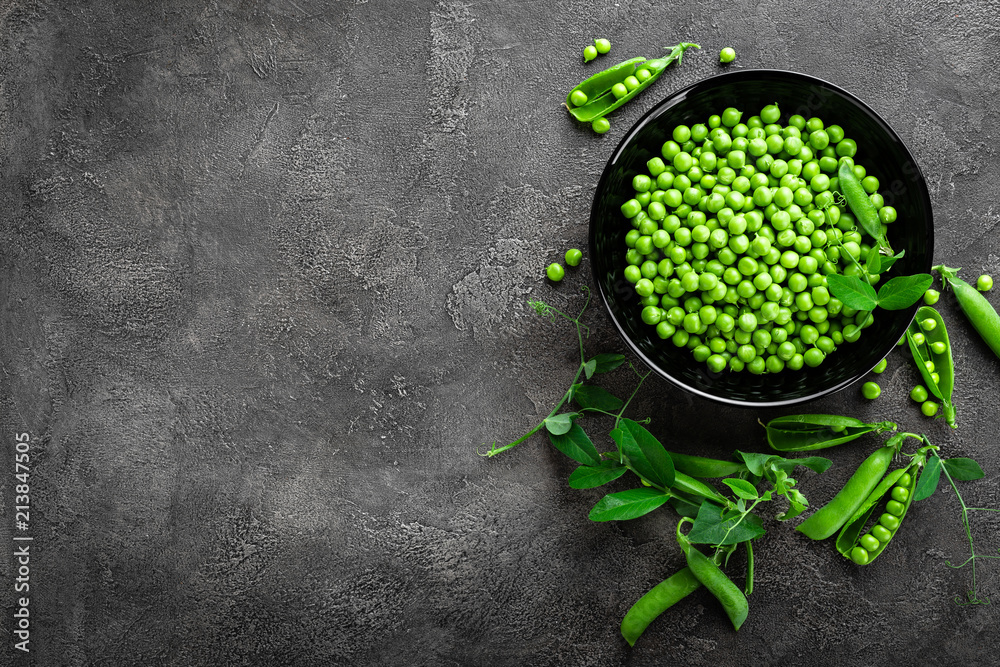 Green peas with pods and leaves - obrazy, fototapety, plakaty 