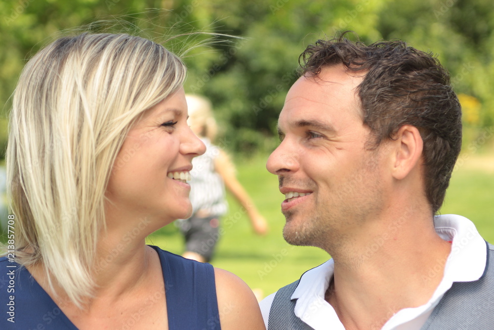 Obraz premium Happy love couple outside