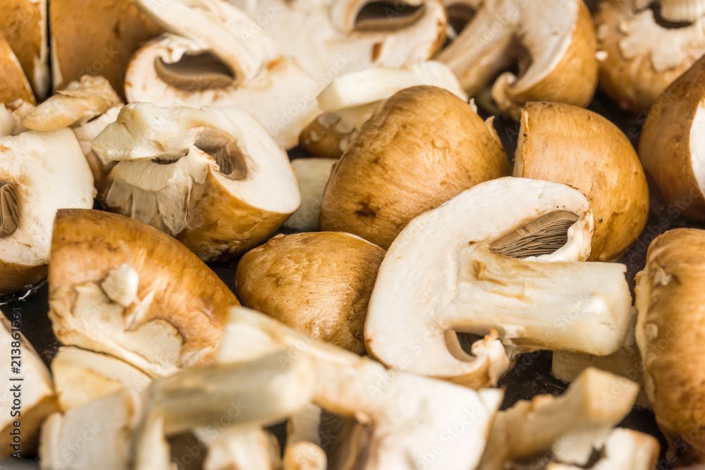 Braune Champignons auf einem Haufen Braune Champignons auf einem Haufen