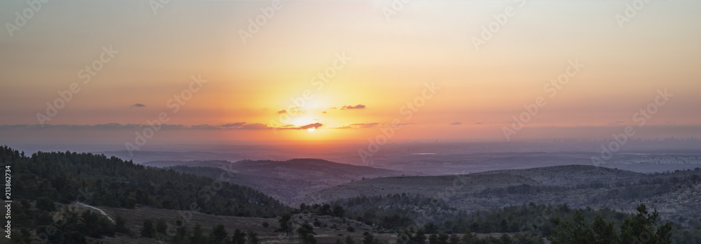 Fototapeta premium Zachód słońca nad izraelskim samolotem przybrzeżnym