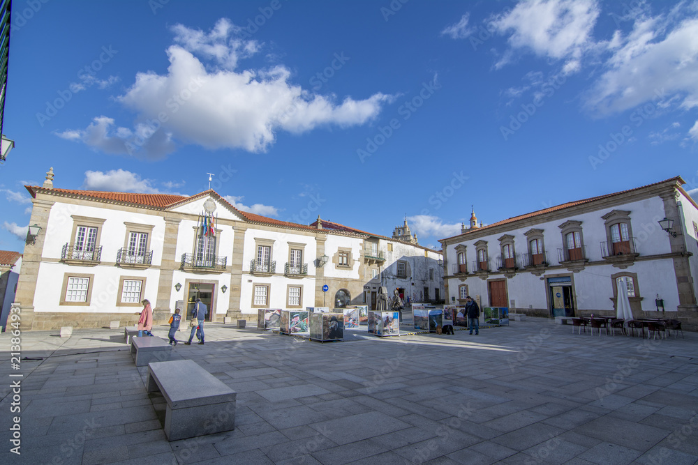 Plaza histórica con estatuas en Miranda do Douro en Portugal