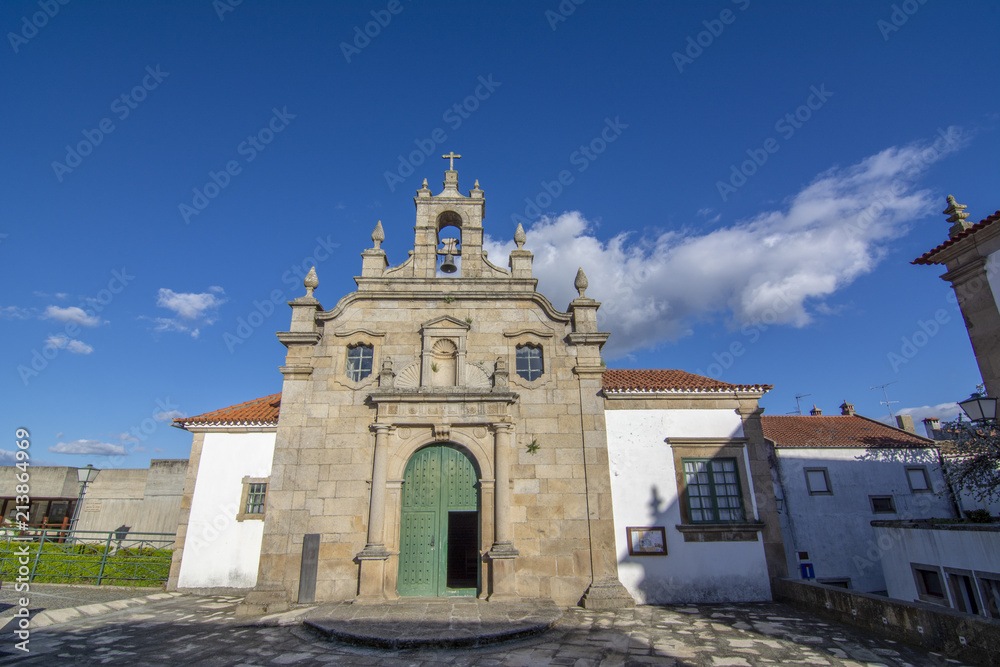 Fachada  de la iglesia de Misericordia, en el histórico casco antiguo de Miranda do Douro, Portugal
