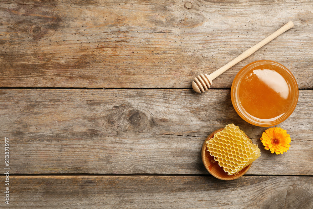 Flat lay composition with fresh honey on wooden background - obrazy, fototapety, plakaty 