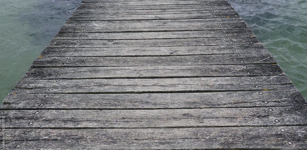 Fototapeta premium Alte verwitterte Holzplanken am Hafen. Nahaufnahme