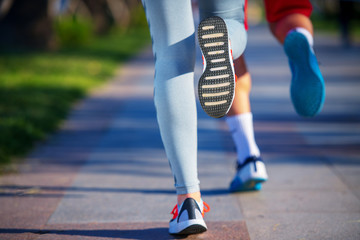 Sierkussen Joggen Sportief stel joggend langs de kustlijn  © blicsejo