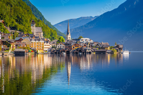 Obraz na płótnie Hallstatt village at sunrise, Salzkammergut, Austria w salonie