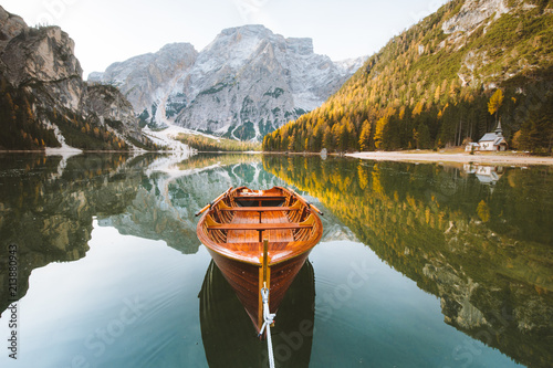 Obraz na płótnie Traditional rowing boat on a lake in the Alps in fall w salonie