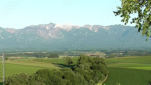 噴煙を上げる十勝岳連峰・夕方