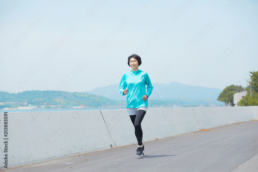 女性　ミドルエイジ  ジョギング