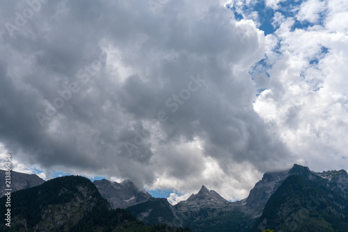 Gebirge mit Wolken © lexpixelart