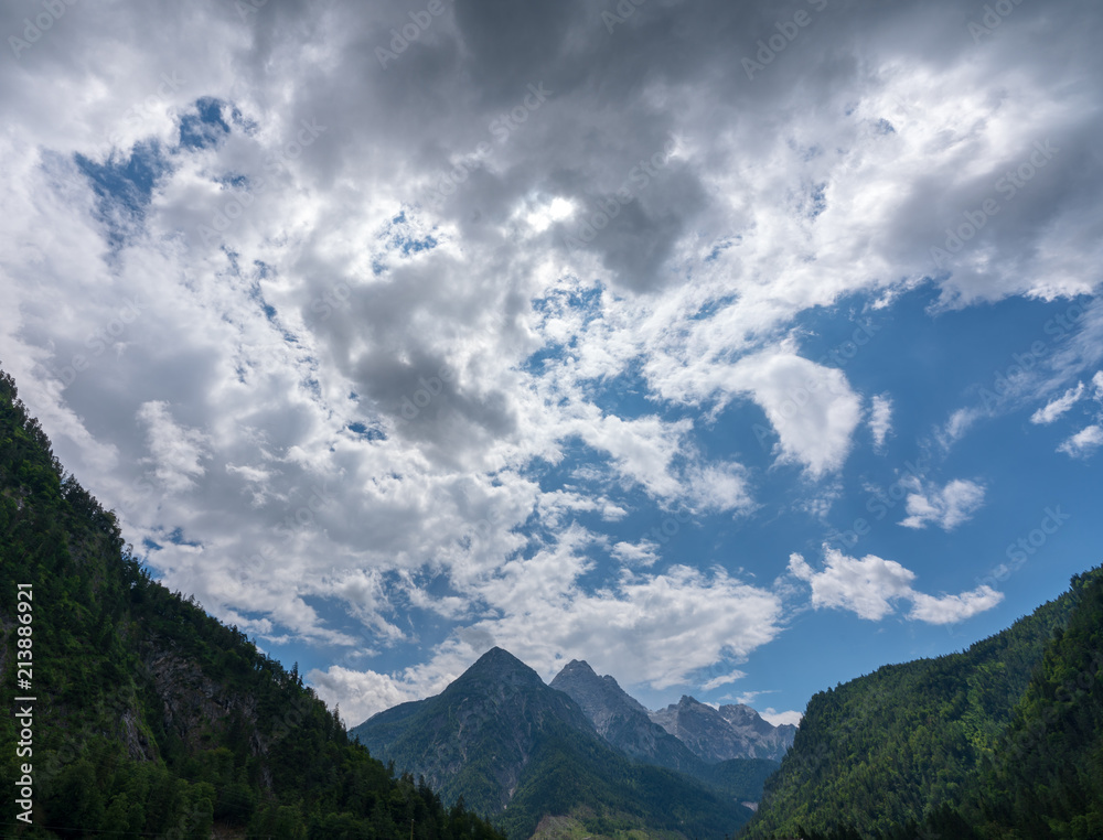 Gebirge mit Wolken