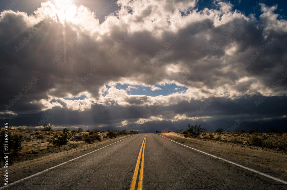 Naklejka premium Stormy road