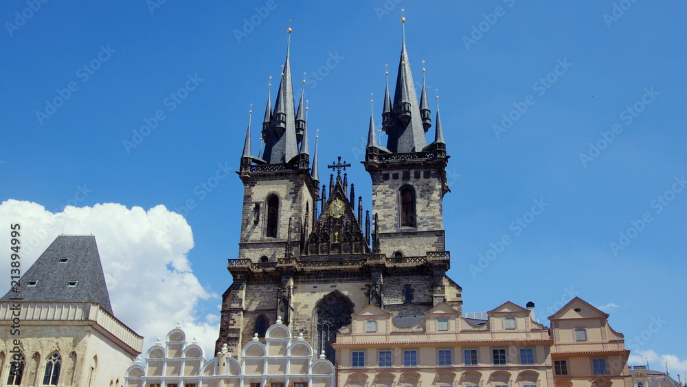 Kościół Marii Panny przed Tynem - zabytkowy gotycki kościół w Pradze, we wschodniej części Starego Miasta - widok z rynku - obrazy, fototapety, plakaty 