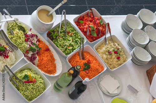 Vegetarisches frisches Salatbuffet mit verschiedenen gesunden Salaten und Gemüse von oben fotografiert photo