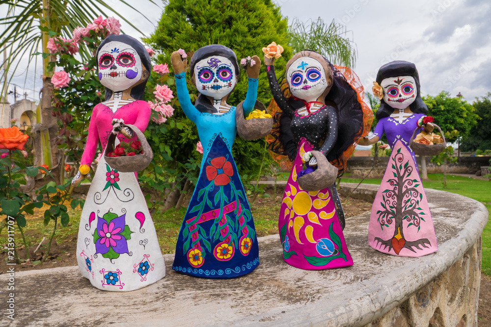 Catrinas Mexicanas hermosas artesanias papel mache del dia de muertos Stock  Photo | Adobe Stock