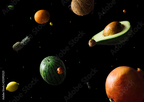 Fototapeta Kosmos lub kosmosu wszechświat kosmiczny streszczenie tło. Streszczenie tło owoców. Kreatywna przestrzeń. Koncepcja letniej żywności.