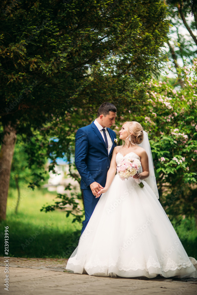 Fantastic wedding couple show their love Fantastic wedding couple show their love