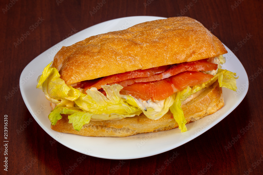 Obraz premium Salmon sandwich with salad
