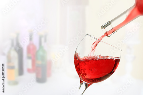 Wino czerwone nalewanie do kieliszka, lampka do wino.