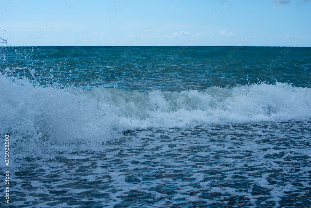 морские волны на берегу пляжа
