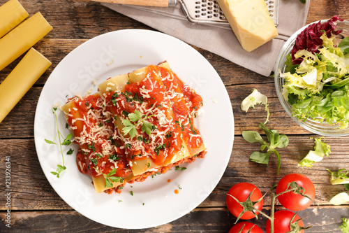 italian pasta with beef and tomato