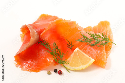 Foto smoked salmon isolated on white