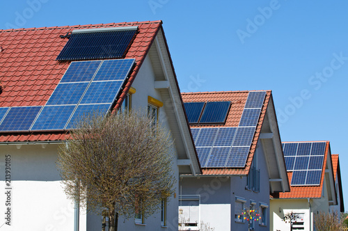 Hausdächer mit Solaranlagen photo