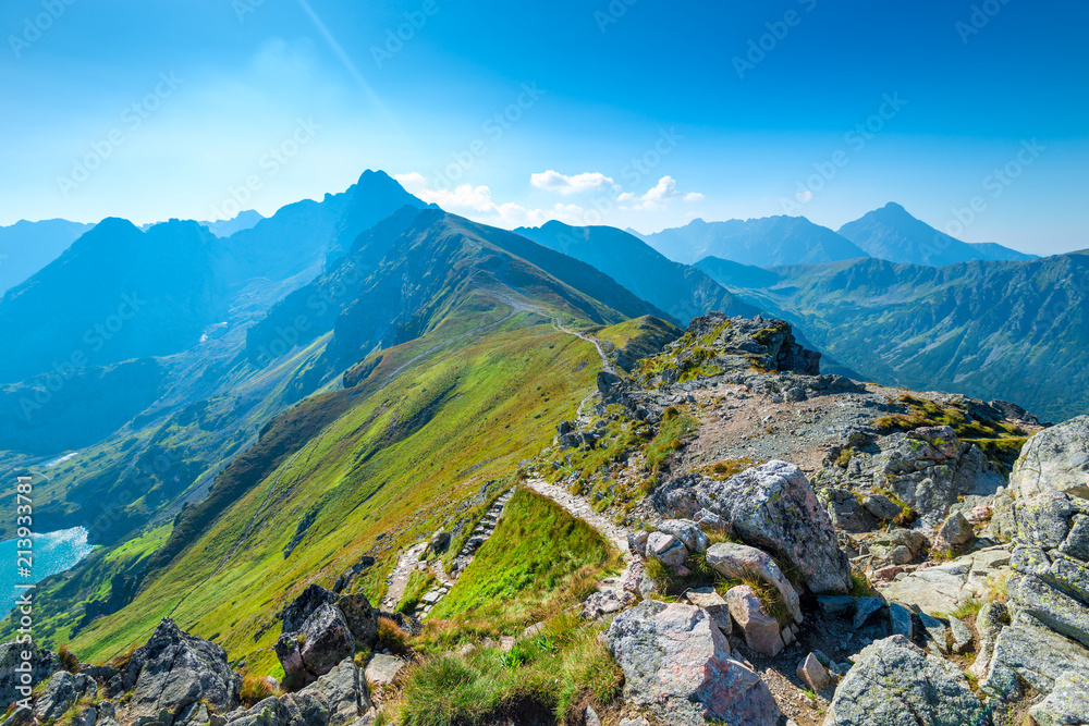 Fototapeta premium Ridge Mountains Kasprowy Wierch atrakcja turystyczna w Polsce, słoneczny letni dzień