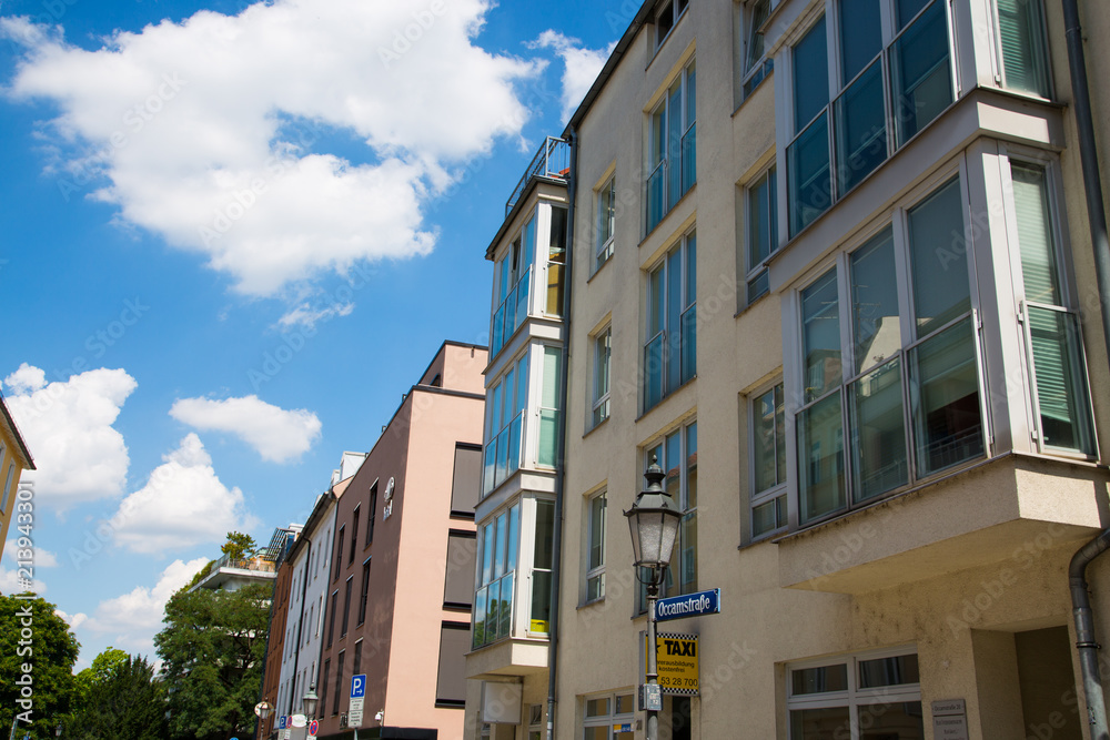 Mietshäuser, Eigentumswohnungen in München, Häuserzeile, blauer Himmel