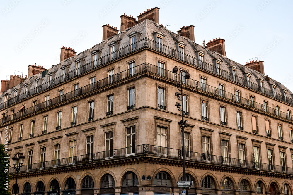 Obraz premium Lovely building in the city of paris