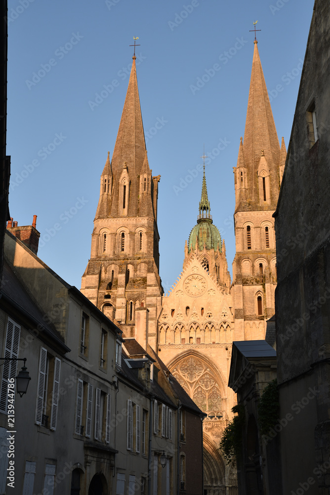 Coucher de soleil sur la cathédrale de Bayeux en Normandie, France