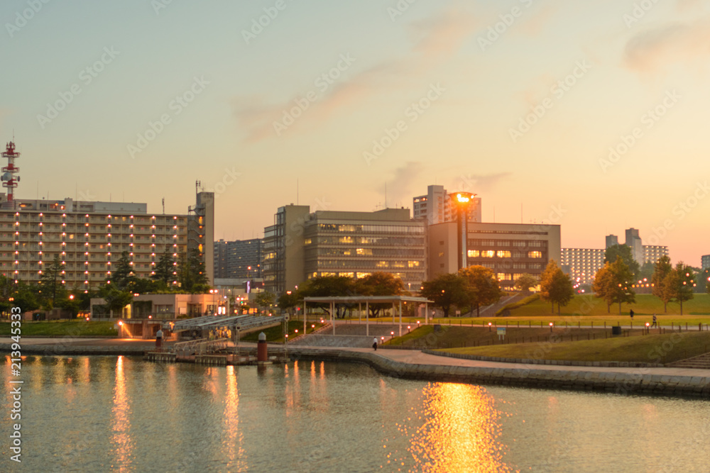 Fototapeta premium Zmierzch w lokalnym mieście