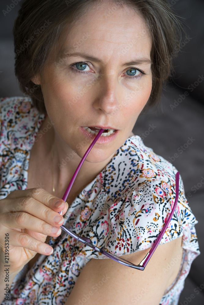 femme mature avec lunettes Stock Photo | Adobe Stock