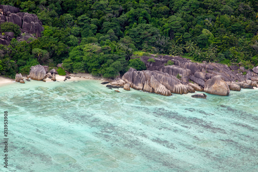 Fototapeta premium Luftaufnahme der Anse Source d'Argent auf La Digue, Seychellen.