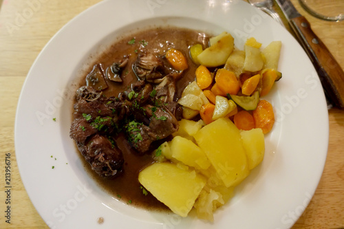 viande en sauce et légumes photo