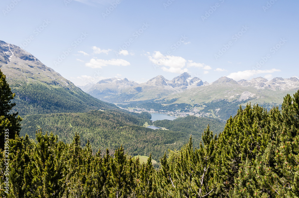 Fototapeta premium St. Moritz, St. Moritzersee, Stazersee, Oberengadin, Panoramaweg, Seenplatte, Muottas Muragl, Piz Julier, Alpen, Graubünden, Sommer, Schweiz
