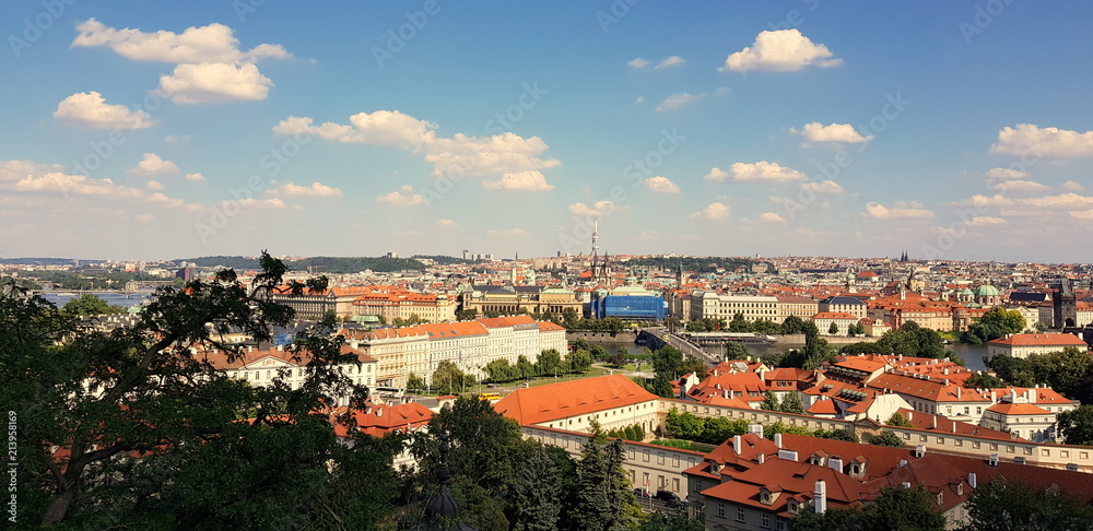 Krajobraz czeskiej stolicy, Pragi - widok z Hradczan w stronę wieża telewizyjna Žižkov