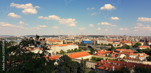 Krajobraz czeskiej stolicy, Pragi - widok z Hradczan w stronę wieża telewizyjna Žižkov