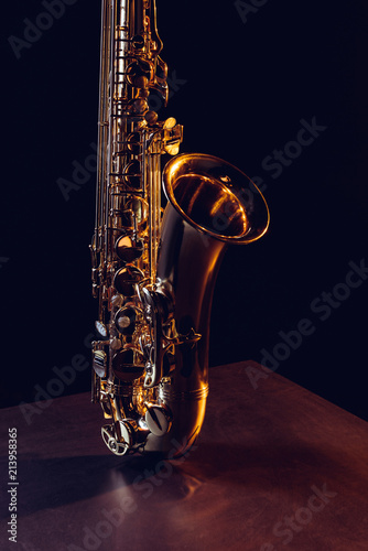 Photo Close-up view of shiny professional saxophone on black