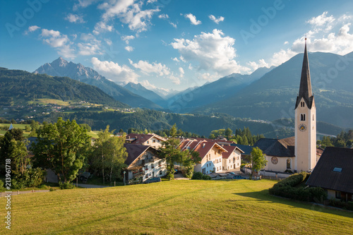 Kirchdorf in der Gemeinde Patch in Tirol bei Innsbruck, Österreich