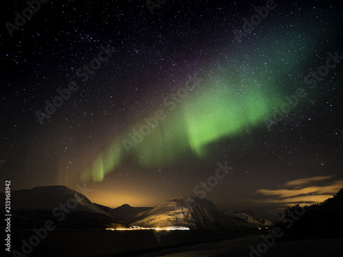 Obraz na płótnie Northern light dancing across starry sky in Norway w salonie