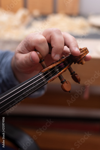 Photos Violine wird gestimmt