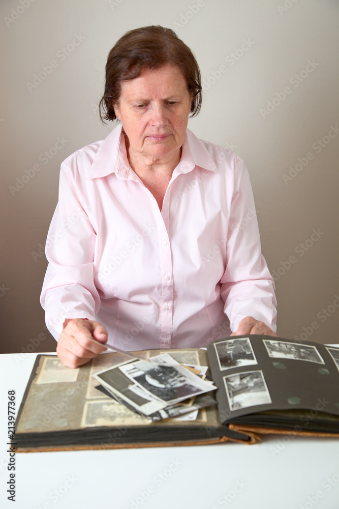 Seniorin mit alten Fotos