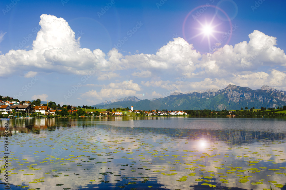 Panorama Landschaft in Bayern mit Alpen im Allgäu und Spiegelung im Hopfensee