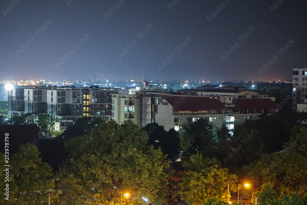 Obraz premium Beautiful view of buildings and high buildings in the night and lighting in Chiang Mai, Thailand, which gives a romantic feeling, beautiful scenery and quiet.