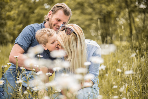 Junge Familie hat Spaß in der Natur © S.Kobold