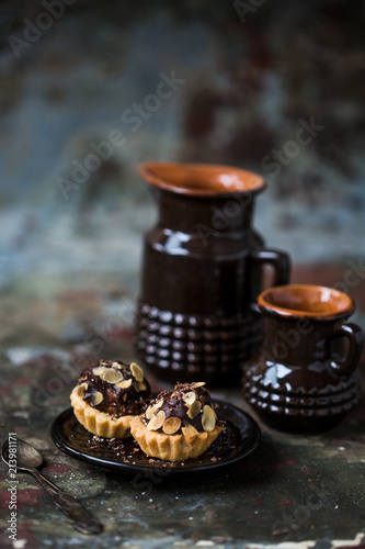Tartlets with chocolate filling sprinkled with almonds