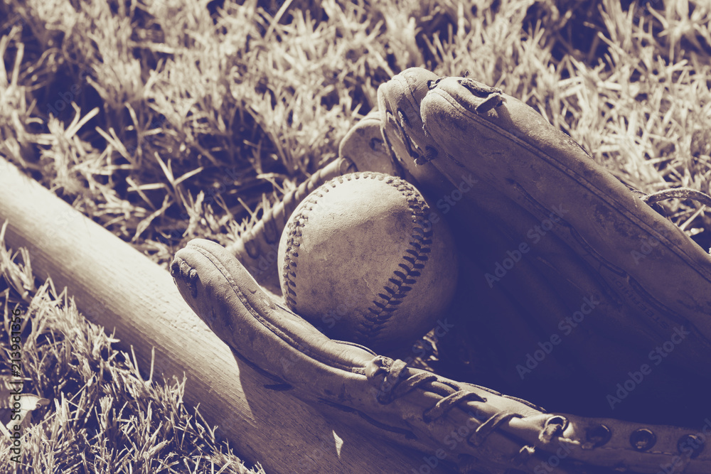 Φωτογραφία Baseball with ball in glove for old look of the sport with vintage graphic style