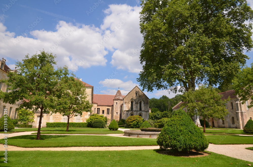 JARDIN ABBAYE DE FONTENAY (12 éme Siècle) Cote d'Or BOURGOGNE FRANCE